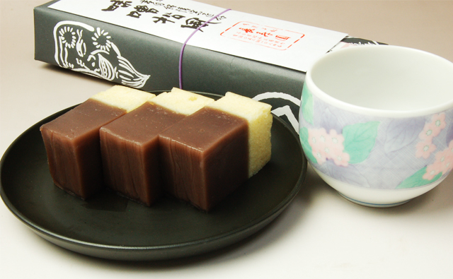 手土産やギフトに喜ばれる 茶人お墨付きの風流な茶菓子 味噌松風1棹包み